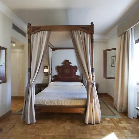 Hotell De 4*
